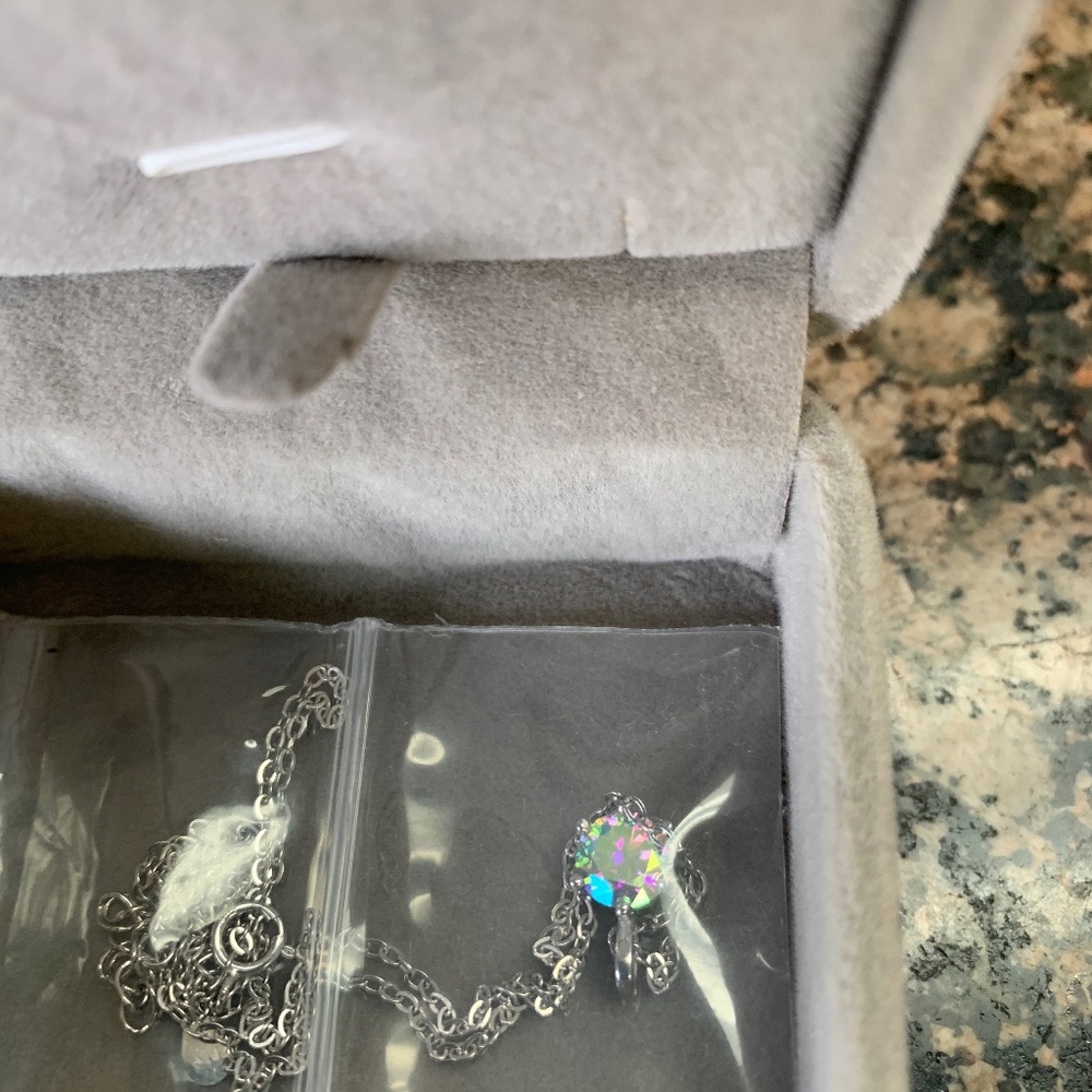 Absolutely stunning, 1 carat Moissanite Diamond necklace